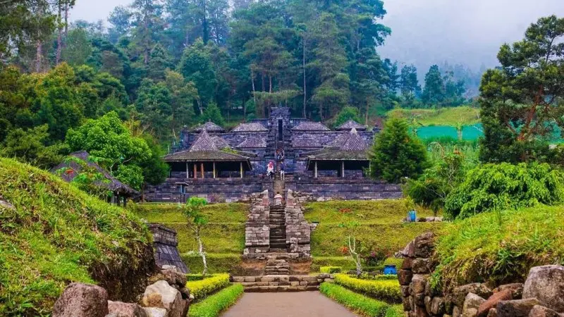 Keajaiban Arsitektur di Candi Cetho: Membongkar Misteri di Karanganyar